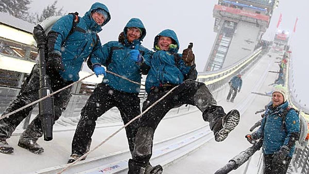 Und das sind die heimlichen Helden von Oberstdorf. Diese ehrenamtlichen Arbeiter schuften ohne Bezahlung, sehen nicht einen Cent für ihre Mühen. Der Spaß hier sei ihnen mehr als gegönnt. Danke!