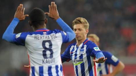 Mitchell Weiser und Salomon Kalou von Hertha BSC jubeln beim FC Ingolstadt