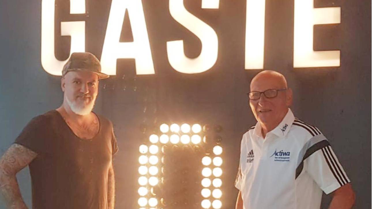 Wolfgang Kleff (r.) mit SPORT1-Reporter Reinhard Franke vor der alten Gladbacher Anzeigetafel im Borussia-Museum