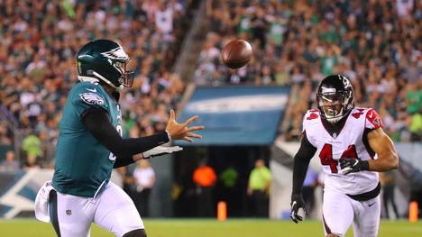 Nick Foles (r.) fing beim Sieg seiner Philadelphia Eagles gegen die Atlanta Falcons erneut einen Pass