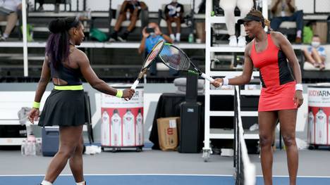 Venus Williams (r.) gratulierte ihrer Schwester Serena zum Sieg