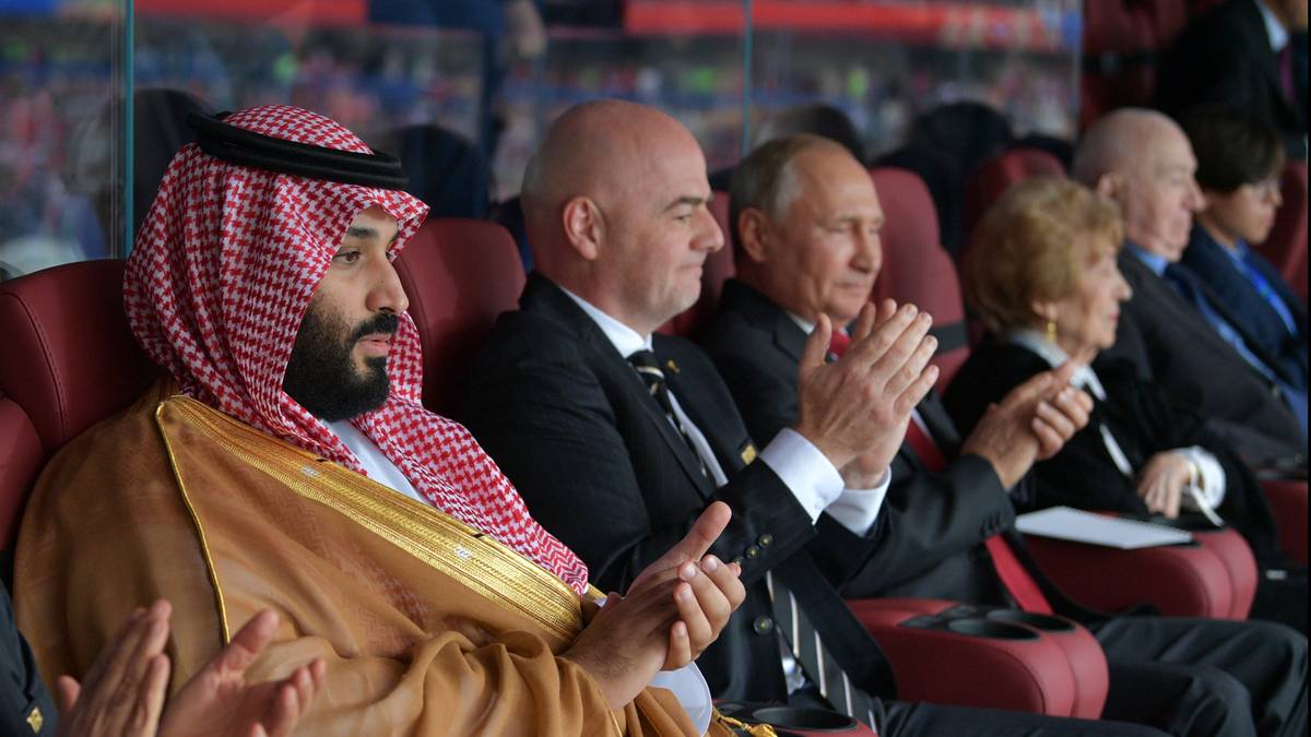 Auf der Haupttribüne herrschen gemischte Gefühle. Der saudische Kronprinz Mohammed bin Salman (l.) schaut ob des Ergebnisses eher bedröppelt drein