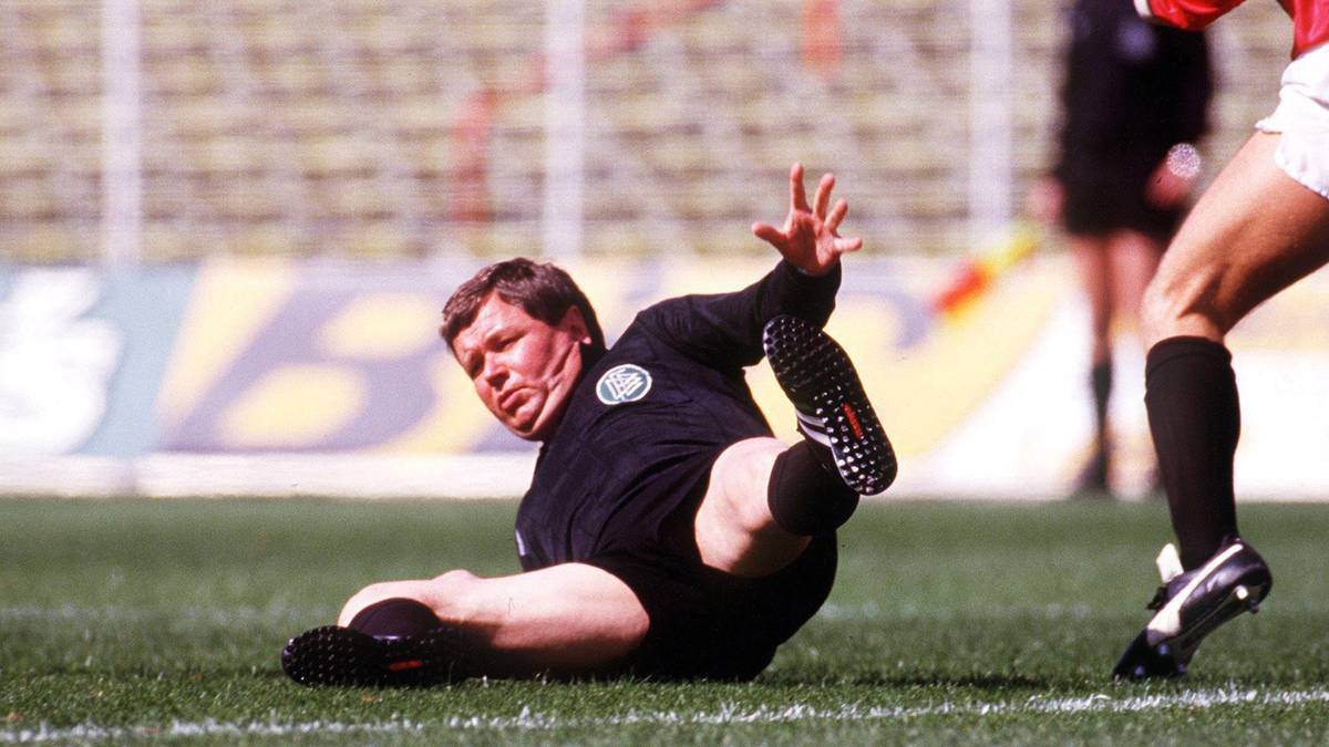 Platz 3: Wolf-Dieter Ahlenfelder (Deutschland)                                                                 Die Mutter aller Schiri-Skandale: Bei der Partie zwischen Werder Bremen und Hannover 96 am 8. November 1975 pfiff Wolf-Dieter Ahlenfelder bereits nach 32. Minuten zur Pause. Anschließend lies er doch weiterlaufen, ehe er 90 Sekunden vor Ablauf der regulären Spielzeit endgültig zur Halbzeit pfiff. Laut eigener Aussage hatte er vor dem Spiel ein Bier und einen Malteser-Schnaps zu sich genommen. Wer heute in der Bremer Vereinsgaststätte einen „Ahlenfelder“ bestellt, erhält eben diese beiden Getränke.