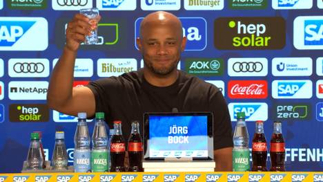 Vincent Kompany konnte sich nach dem Auswärtssieg gegen Hoffenheim glücklich und gelöst zeigen. Auf der Pressekonferenz kam es zudem zu einem kuriosen Moment.