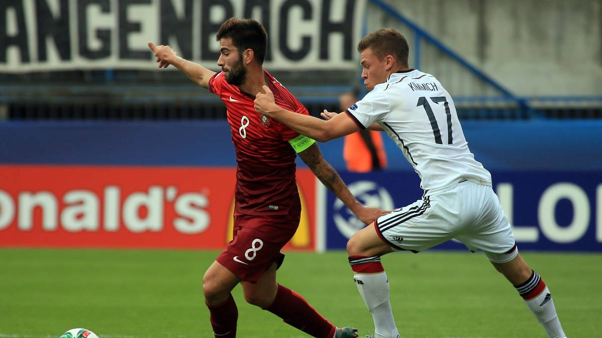 JOSHUA KIMMICH: Handelt sich schon nach 22 Minuten Gelb für ein taktisches Foul an Sergio Oliveira ein. In der Rückwärtsbewegung solide, nach vorne als einer von zwei Achtern vor Geis aber mit zu wenigen Akzenten - SPORT1-Note: 4