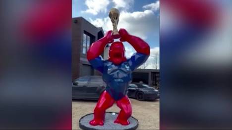 Ex-Bayern-Star Lucas Hernandez überrascht mit einem speziellen Deko-Accessoire. Vor seinem Haus thront ein großer Gorilla, der mit Frankreich-Trikot und WM-Pokal an den Titelgewinn 2018 erinnert.