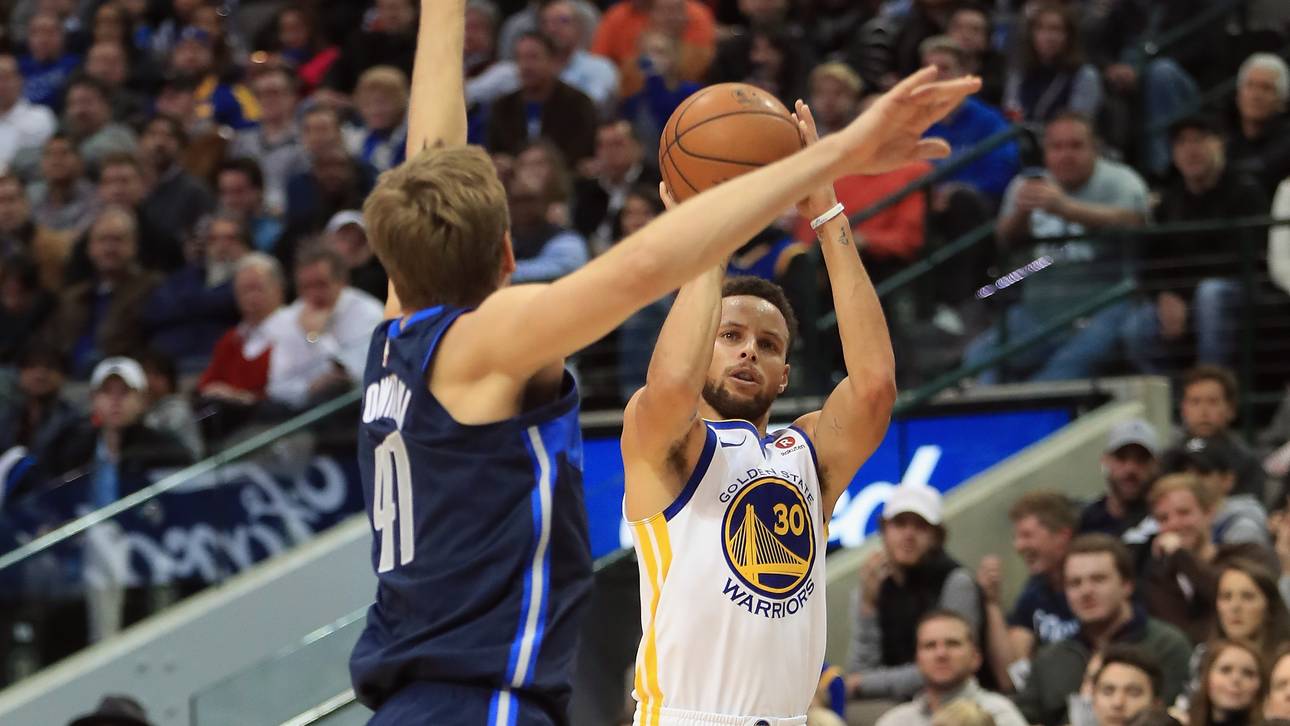 Curry versenkt Mavericks nach Krimi