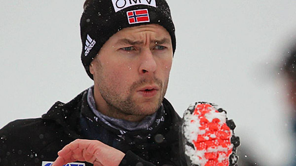 Währenddessen vertreiben sich die Athleten die Zeit. Anders Jacobsen aus Norwegen schwingt das Sprungbein - und darf (oder muss) als einer von elf Athleten die Schanze herunter