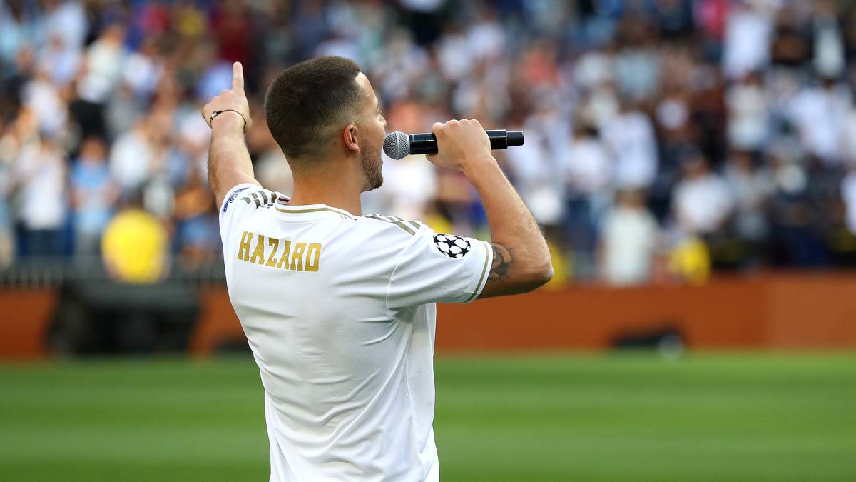 Bei seiner Vorstellung in Madrid hatte Hazard seinen Namen noch auf dem Trikot - dafür aber keine Nummer. Warum er nun mit der 50 gespielt hat? Der Belgier erinnerte an die Mondlandung, welche exakt 50 Jahre vor dem Spiel gegen Bayern stattgefunden hat
