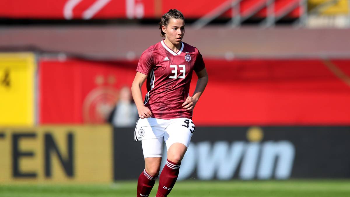 MITTELFELD - LENA OBERDORF: Mit 17 Jahren ist Oberdorf die Jüngste im Team. Für die SGS Essen kam sie in der vergangenen Saison auf neun Tore in neun Spielen in der Frauen-Bundesliga und bestritt gegen Schweden und Japan ihre ersten beiden A-Länderspiele