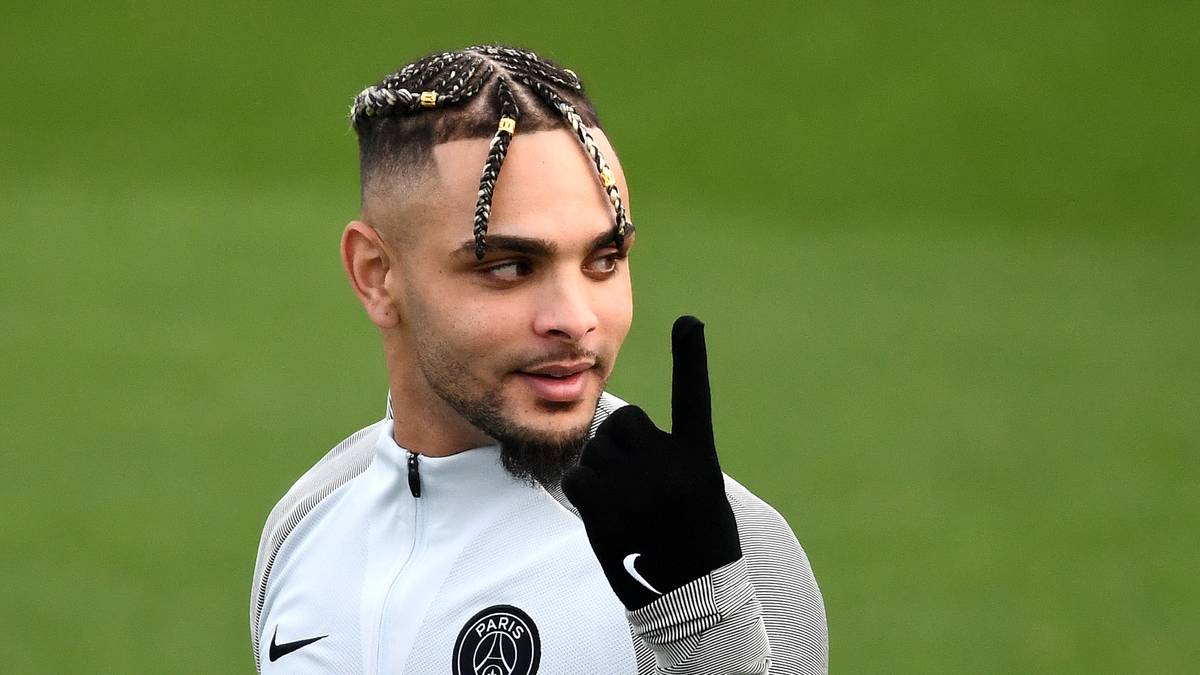 Den Vogel schießt Pogbas französischer Landsmann Layvin Kurzawa ab. Zum Abschlusstraining vor dem Bayern-Spiel erscheint der 25-Jährige mit neuer, nun ja, Haarpracht 
