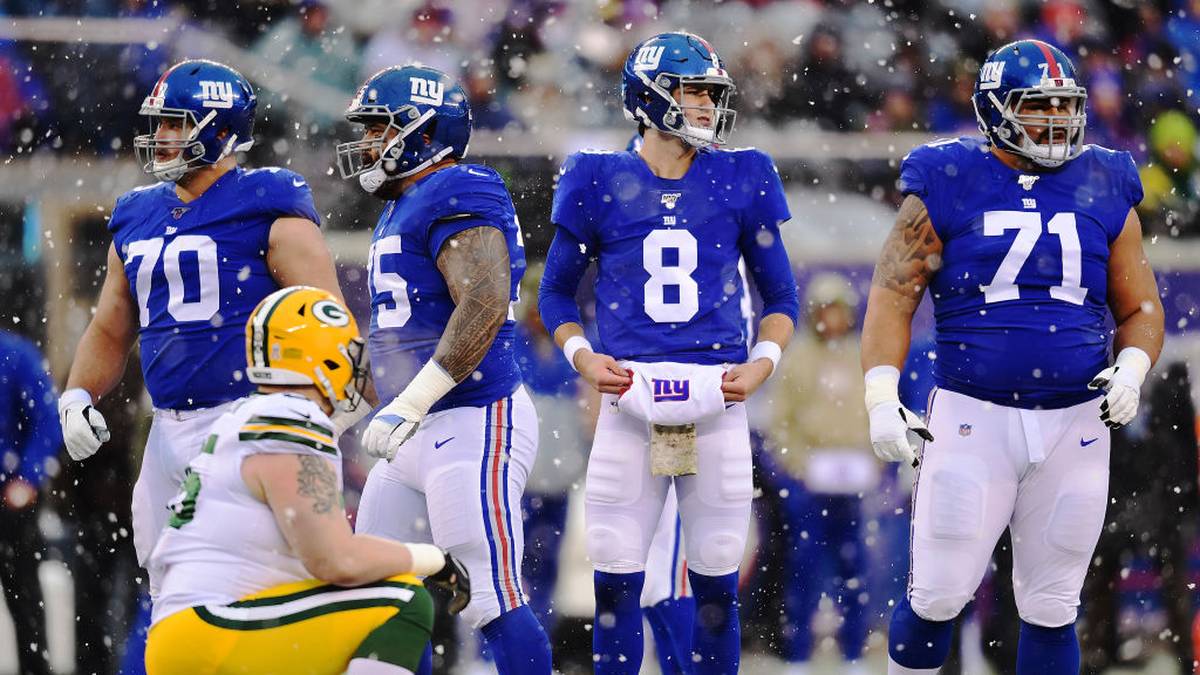 EAST RUTHERFORD, NEW JERSEY - DECEMBER 01: Daniel Jones #8 of the New York Giants looks on during the first half of their game against the Green Bay Packers at MetLife Stadium on December 01, 2019 in East Rutherford, New Jersey. (Photo by Emilee Chinn/Getty Images)