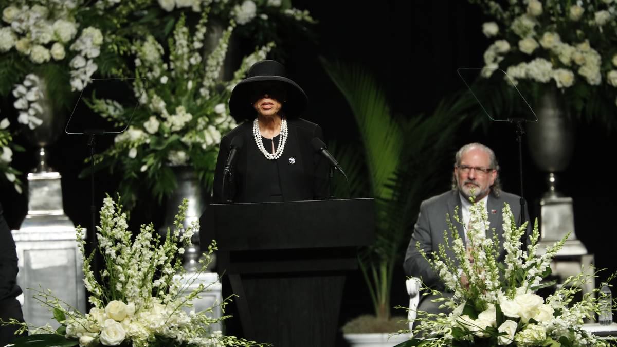 Danach wird es emotional, als Alis vierte Frau Lonnie Ali das Wort ergreift...