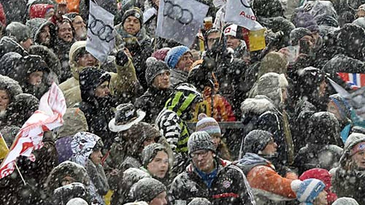Die Fans sind tapfer. Sie warten und warten und warten. 165 Minuten nach dem angekündigten Startbeginn wird der Wettbewerb abgebrochen