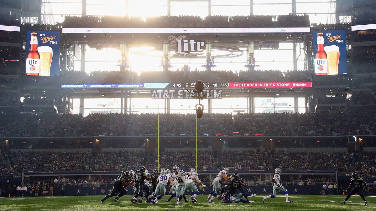 Eine Kathedrahle des American Football: Im AT&T Stadium von Dallas… 