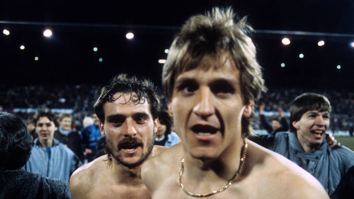 "Es macht mich stolz, an dieser Leistung - wenn auch nur in Form einer einzigen Aktion, der Abwehr des Angriffs in der 85. Minute - beteiligt gewesen zu sein", sagt der damalige Keeper Werner Vollack zu SPORT1. "So konnte ich zumindest einen kleinen Beitrag zu diesem wahnsinnigen Erfolg leisten. Heute noch bin ich stolz, ein Teil dieser großartigen Mannschaft gewesen zu sein."