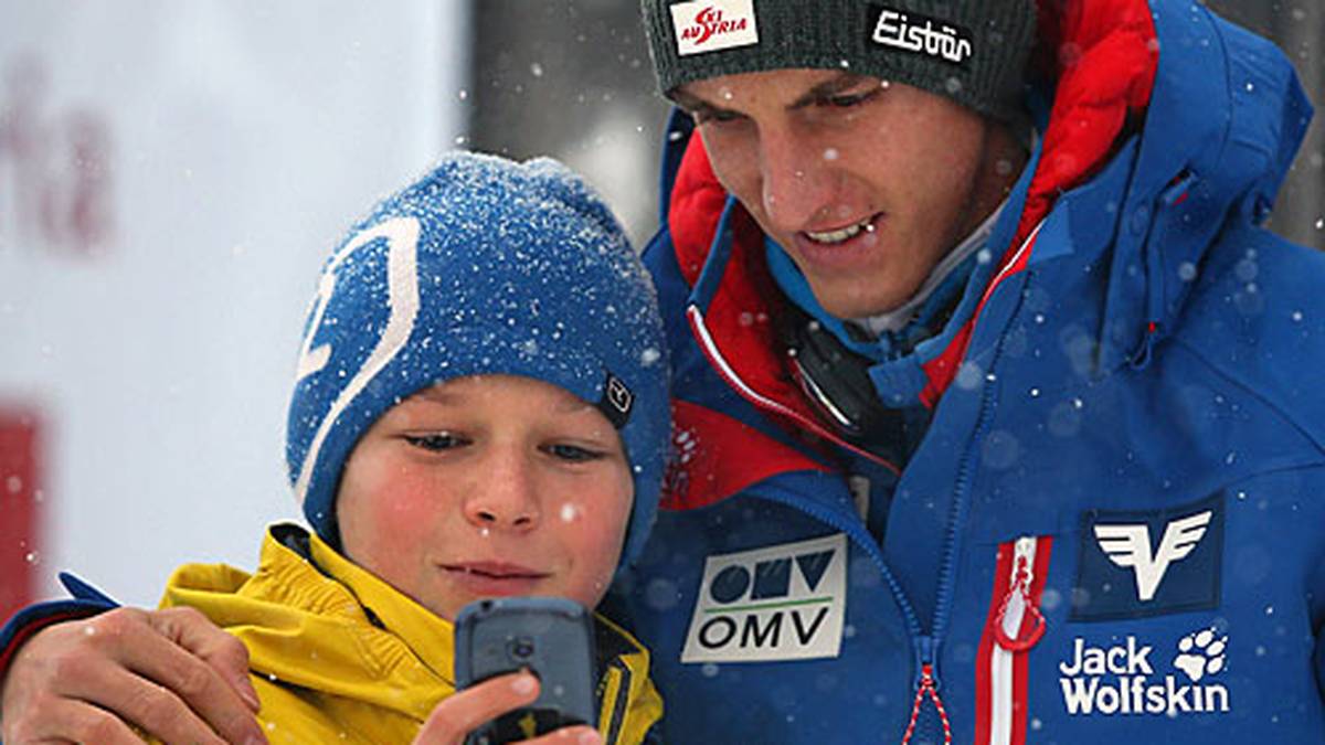 Gregor Schlierenzauer gibt sich Fan-nah. Der zweimalige Toursieger schießt mit einen jungen Anhänger ein "Selfie". Am Montag will er dann gewinnen - der Wettbewerb ist verschoben