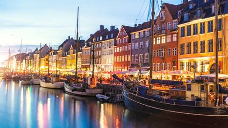 Die dänische Hauptstadt Kopenhagen  liegt auf den küstennahen Inseln Seeland und Amager