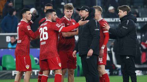 Der VfB Stuttgart feiert einen souveränen 3:0-Erfolg bei Borussia Mönchengladbach. Deniz Undav wirkt nach Schlusspfiff trotzdem kurzzeitig unzufrieden. Trainer Sebastian Hoeneß klärt auf.