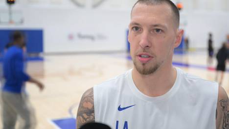 Daniel Theis steht mit den LA Clippers in den NBA-Playoffs. Der Center spricht über die bevorstehende Aufgabe, die Mavericks in den Griff zu bekommen und blickt mit Vorfreude auf die Olympischen Spiele. 