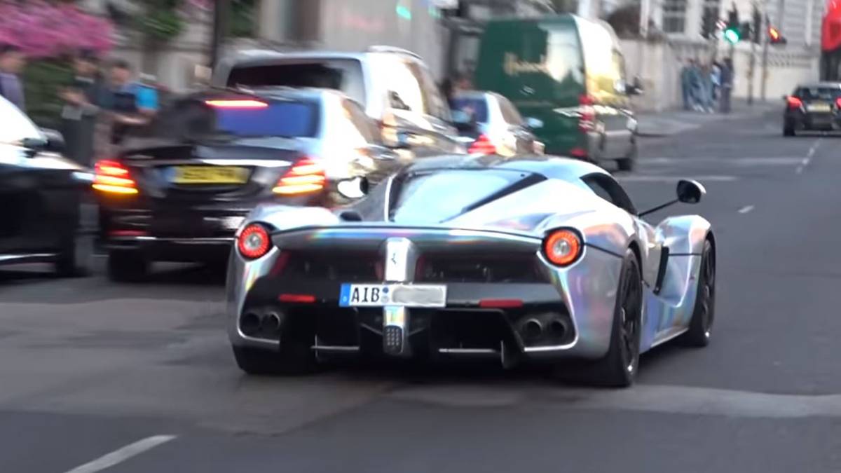 Der Stürmer-Star vom FC Arsenal wurde bei seinen "Spazierfahrten" durch Englands Hauptstadt schon mehrmals in der Öffentlichkeit gefilmt, weshalb zahlreiche Videos des Gabuners auf YouTube zu finden sind