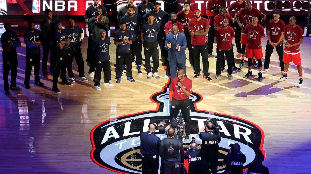 Magic Johnson ehrt dann Bryant mit einer kurzen Ansprache und übergibt dem drittbesten Scorer der NBA-Geschichte dann auch noch kurz das Mikro