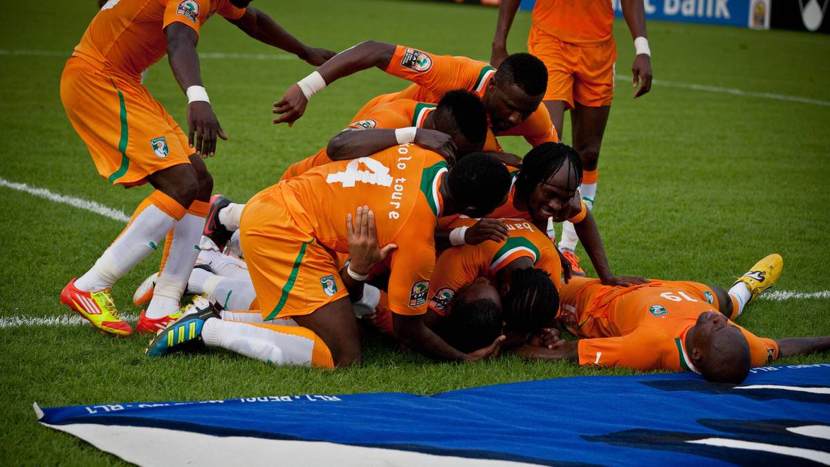 Im Oktober 2005 qualifizieren sich die Ivorer im Sudan erstmals für eine WM - und Drogba tritt vor das Mikrofon. Er fällt auf die Knie und richtet einen flammenden Appell an sein Land