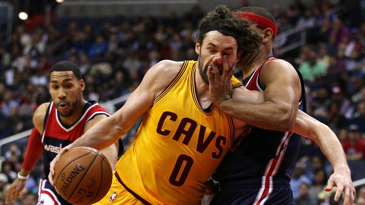 Zumindest den Cavs wird die Laune aber schnell verdorben. Kevin Love wird von Jared Dudley unsanft gestoppt
