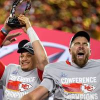 Der dreimalige Super-Bowl-Gewinner Travis Kelce unterschreibt einen neuen Mega-Vertrag bei den Kansas City Chiefs. Damit wird er zum bestbezahlten Tight End.