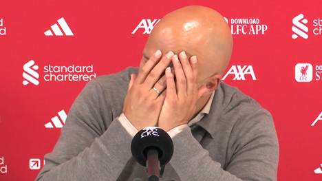 Trainer Arne Slot reagiert nach der 1:2-Niederlage gegen Manchester United mit Unverständnis, dass der Schiedsrichter das Spiel bei der schweren Kopfverletzung von Alexis Mac Allister nicht unterbrochen hat.