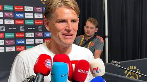 Bayerns Sportdirektor Christoph Freund wird auf Shootingstar Nick Woltemade angesprochen. Zwar hält er sich bedeckt, lässt ein Interesse aber durchblicken.