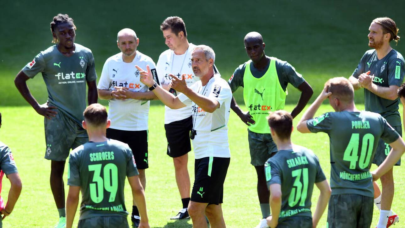 Trainingsauftakt bei Borussia Mönchengladbach: Trainer Adi Hütter (Mitte) begrüßte dabei 18 Feldspieler und vier Torhüter