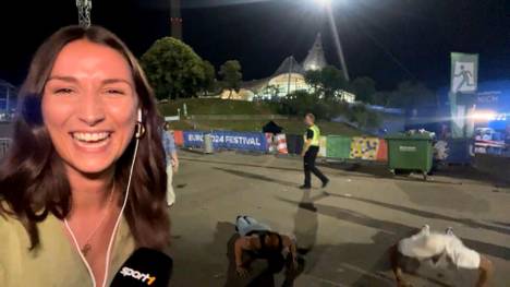 SPORT1-Reporterin Madeleine Etti berichtet nach dem Finaleinzug Spaniens vom Münchner Fanfest. Dabei machen zwei Fans mit einer kuriosen Challenge auf sich aufmerksam.