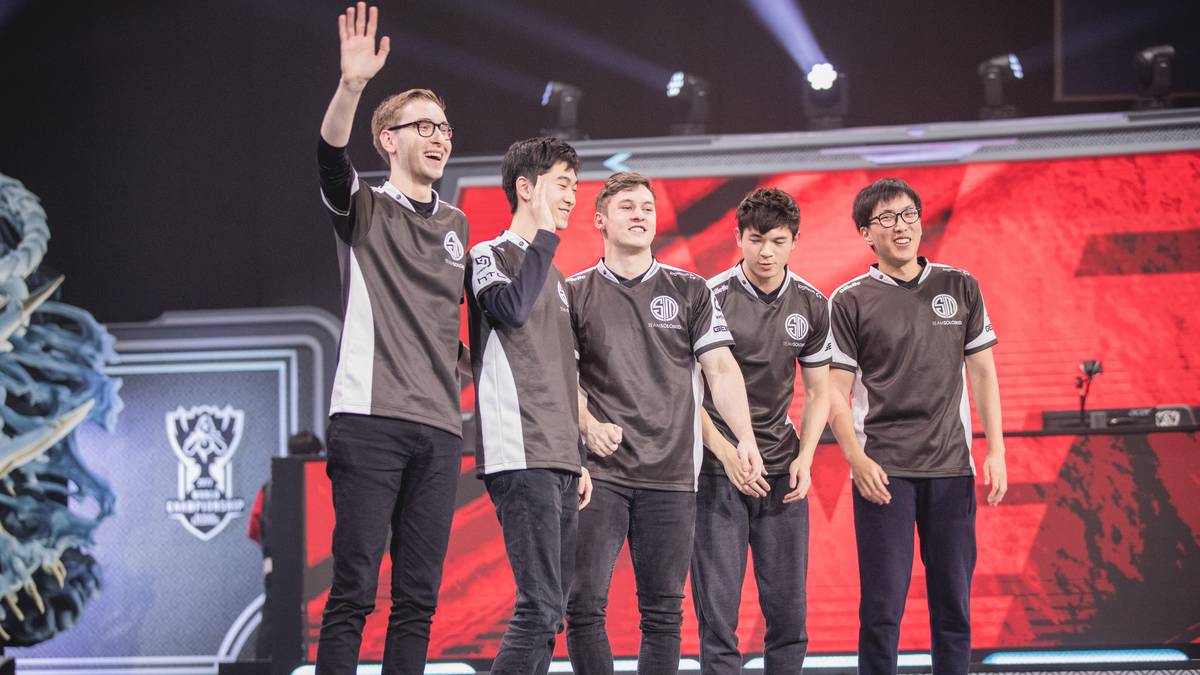 Die Nordamerikaner von Team SoloMid kleiden sich gemäß dem Teamlogo in Schwarz-Weiß