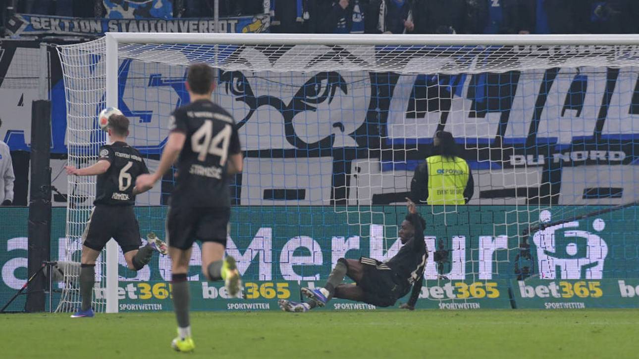 Alphonso Davies (r.) kratzte den Schuss von Fábio Vieira von der Linie