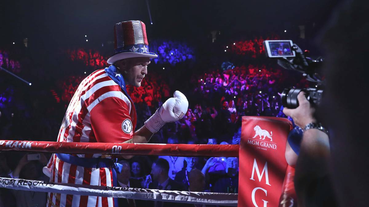 Im Ring posiert er noch einmal für die Fotografen mit seinem besonderen Outfit