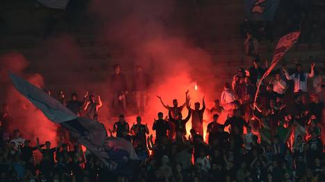 Fans des SSC Neapel zünden Pyrotechnik bei einem Serie-A-Spiel