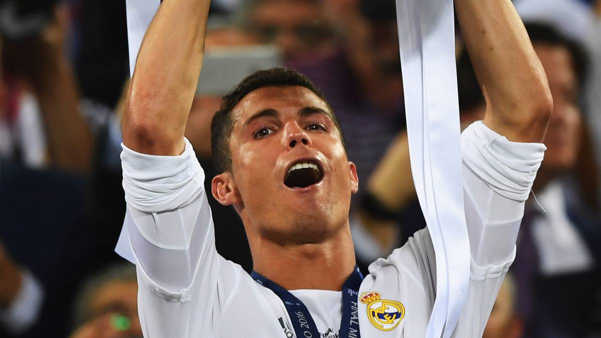 Vor kurzem hat der dreimalige Weltfußballer mit Real Madrid seinen dritten Champions-League-Titel gewonnen. Mit Portugal peilt er im Sommer seinen ersten Pokal mit der Nationalmannschaft an. Den Titel als berühmtester Sportler der Welt kann der Social-Media King (110 Millionen Facebook-Likes auf seiner Seite) jetzt ebenfalls in seinen prall gefüllten Trophäenschrank stellen