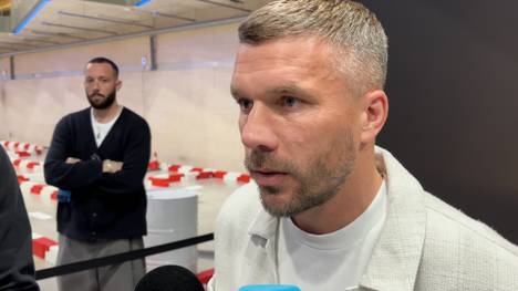 Lukas Podolski äußert sich in einer kleinen Medienrunde zur deutschen Fußball-Nationalmannschaft und der Stürmerdebatte um Deniz Undav. 