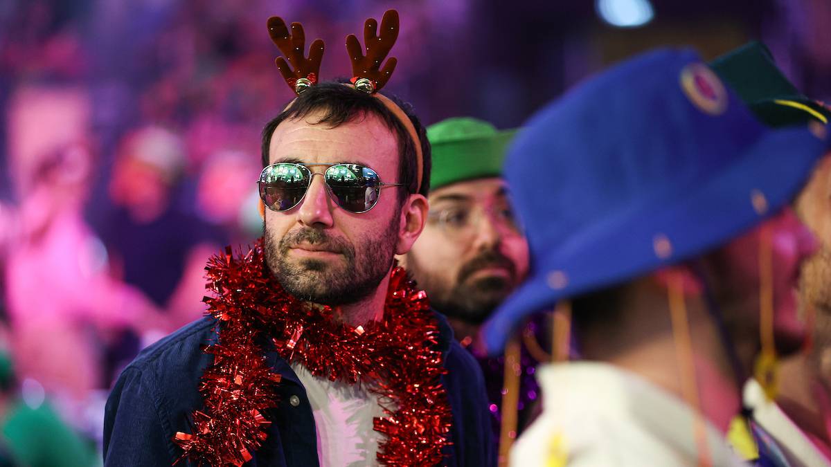 Dieser Fan hält sein weihnachtliches Kostüm eher simpel