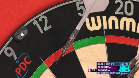 Gabriel Clemens trifft im ersten Spiel der World Series of Darts Finals auf Mike De Decker und verpasst um wenige Millimeter den 9-Darter.