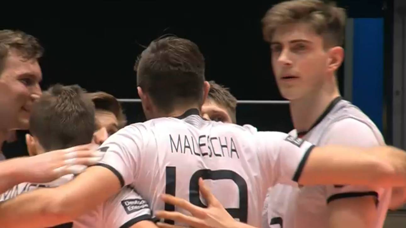 Volleyballer feiern zweiten Sieg