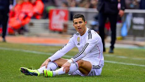 Cristiano Ronaldo von Real Madrid sitzt fassungslos am Boden