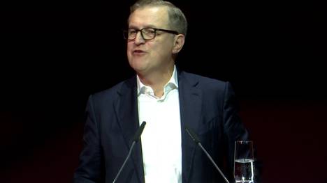 Auf der Jahreshauptversammlung spricht Jan-Christian Dreesen, Vorstandsvorsitzender des FC Bayern München, über die Laufleistung der Münchener und kontert der Meinung von "sogenannten Experten".