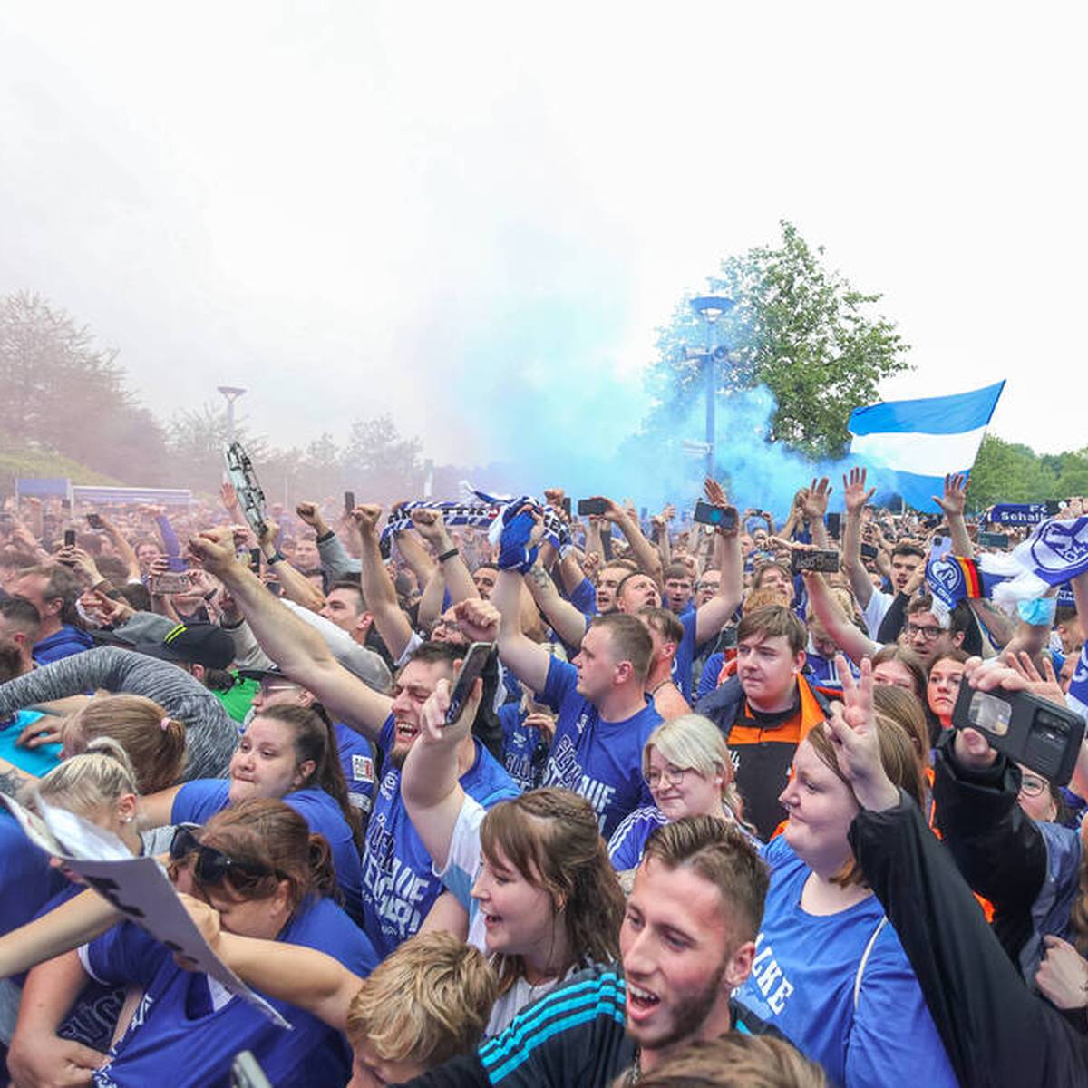 Zehntausende Fans feiern die Aufstiegshelden von Schalke am Montag bei einer Busparade. Alles leuchtet in Blau und Weiß. SPORT1 ist LIVE dabei.