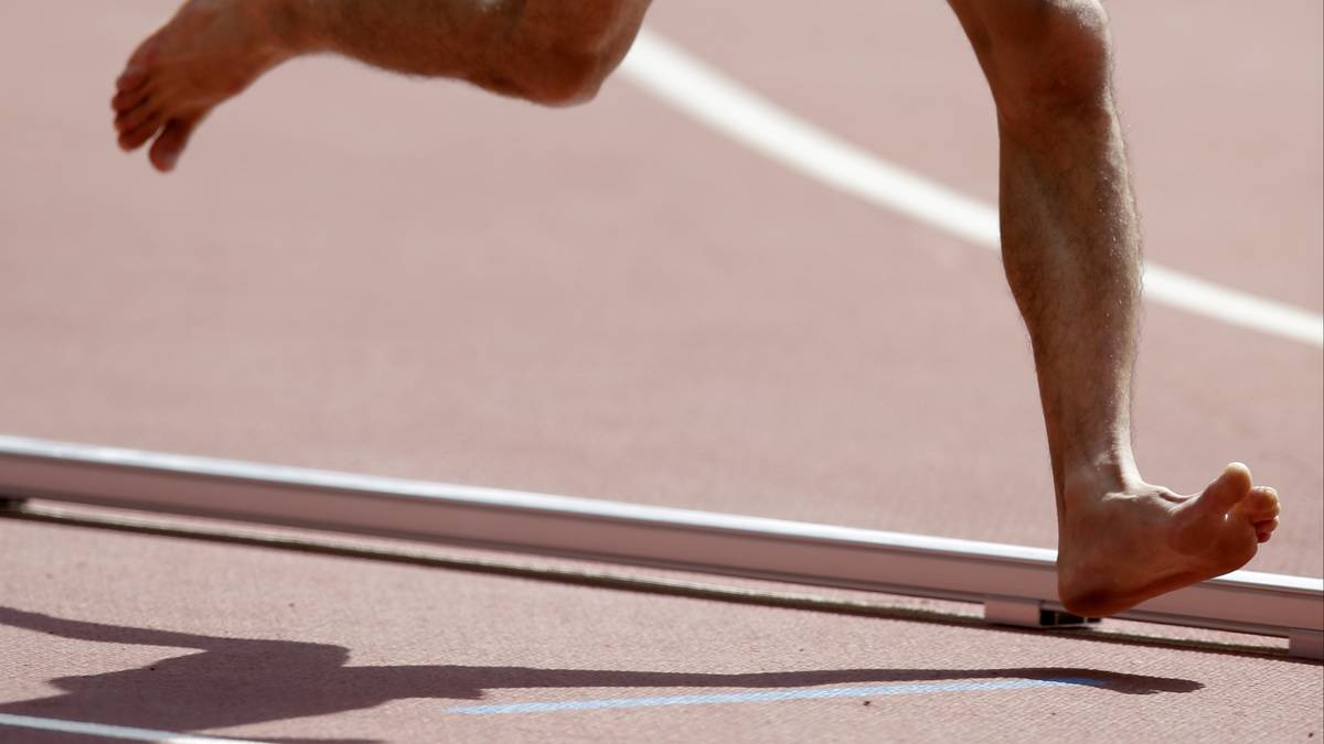 Der erst 16-Jährige Jemenit Abdullah al-Qwabani wird über 5000 Meter Letzter und ist dennoch der Liebling der Fans. Der Grund? Der Teenager absolviert das Rennen barfuß