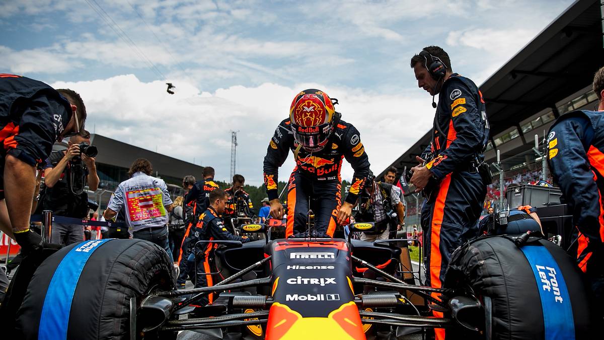 Teamkollege Ricciardo, den er diese Saison schlagen wollte, reitet derweil die Glücksritterwelle. Das tut weh, ein weiterer Rückschlag für den jungen Niederländer, der im Begriff war, die Etablierten an der Spitze zu attackieren