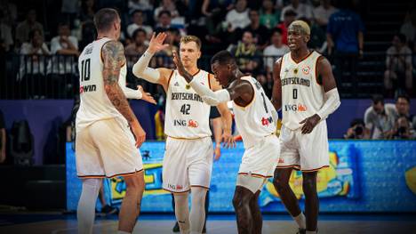 Das DBB-Team hat bei der Basketball-WM weiterhin eine weiße Weste mit fünf Siegen aus fünf Spielen. Nun wartet Lettland im Viertelfinale.