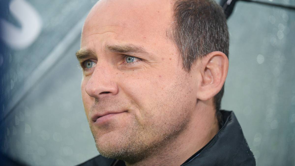 Und auch Viktor Skripnik lässt sich vom kühlen Nass nicht die Laune verderben, schließling gelang Werder zum Rückrundenstart ein 3:1-Erfolg bei Schalke 04