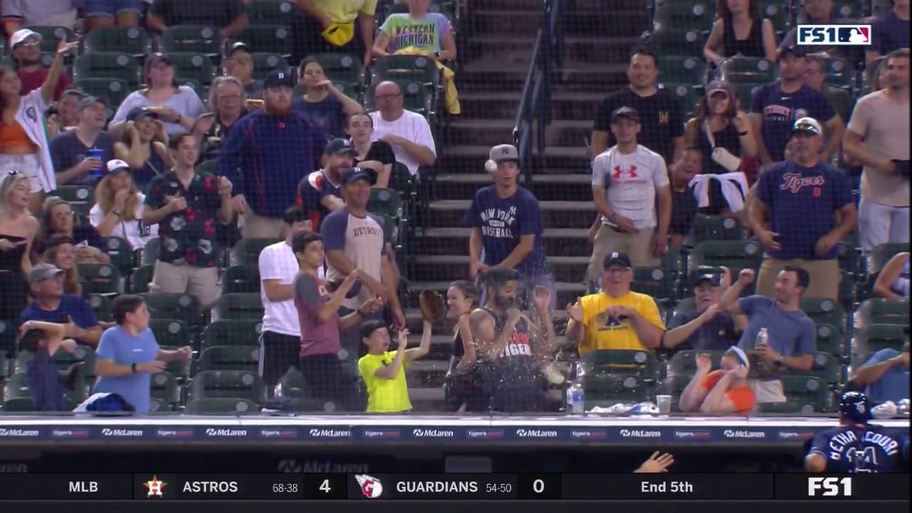 MLB: Bierbecher von Fan explodiert bei Spiel der Detroit Tigers